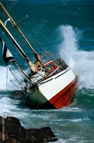 Photo: yacht crash on the rocks in stormy weather yacht crash on the rocks in stormy weather
