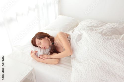 Photo: 寝る若い女性 寝る若い女性