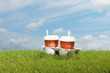 kaffeebecher auf wiese