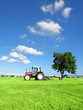 Foto: Tractor on grass Tractor on grass