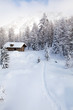 baita nelle alpi con neve