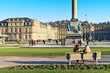 Parkbank am Stuttgarter Schlossplatz im Winter