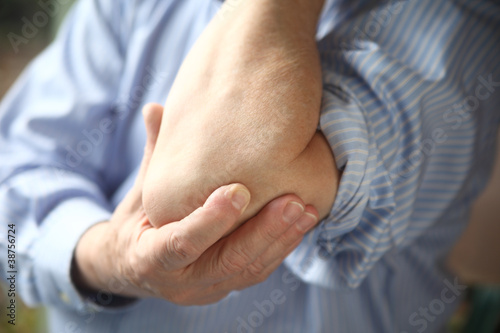 Foto: businessman with sore elbow businessman with sore elbow