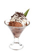 Schokoladeneisbecher mit Sahne und Grünzeug