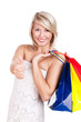 junge blonde Frau mit Einkaufstaschen und Daumen-Hoch-Geste