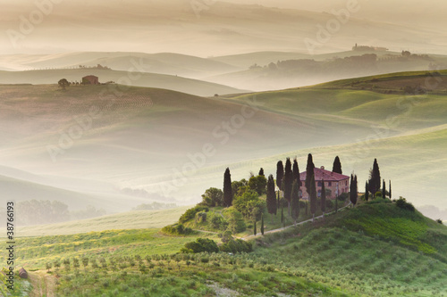 Foto: Early morning on countryside, San Quirico d´Orcia, Tuscany, Ital Early morning on countryside, San Quirico d´Orcia, Tuscany, Ital