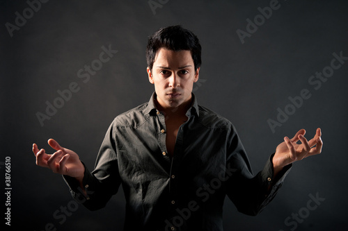 Foto: Young man showing hands as a magician. Young man showing hands as a magician.
