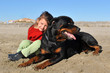 Photo: rotweiler et enfant sur la plage rotweiler et enfant sur la plage
