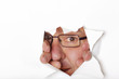 Mann mit Brille schaut durch ein Papierloch