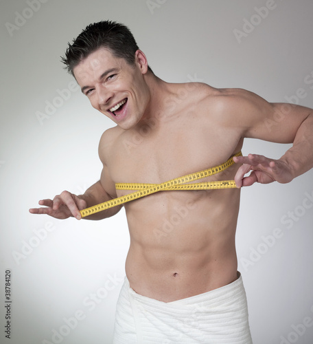 Foto: athletic man measuring his torso athletic man measuring his torso