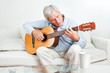 Senior lernt Gitarre spielen