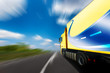 Foto: Camion jaune route de campagne Camion jaune route de campagne