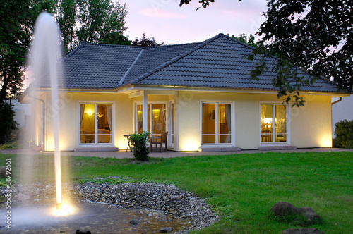 Foto: Einfamilienhaus in der Abenddämmerung Einfamilienhaus in der Abenddämmerung
