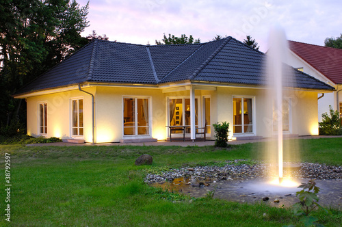 Photo: Einfamilienhaus in der Abenddämmerung Einfamilienhaus in der Abenddämmerung