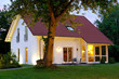 Foto: Einfamilienhaus in der Abenddämmerung Einfamilienhaus in der Abenddämmerung