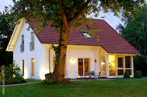 Foto: Einfamilienhaus in der Abenddämmerung Einfamilienhaus in der Abenddämmerung