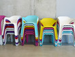 chaises d'école empilées