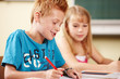 fröhlicher Junge in der Grundschule fröhlicher Junge in der Grundschule