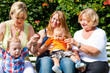 Zwei Mütter mit Großmutter und Kindern im Park