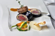 Rotkohlroulade mit Rehrücken, Selleriepüree und Kartoffelchip