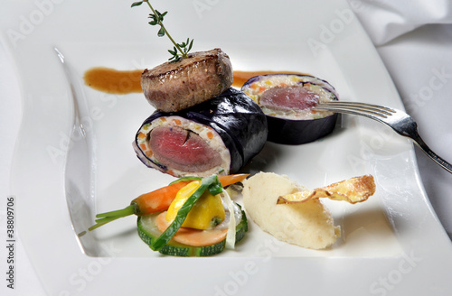 Foto: Rotkohlroulade mit Rehrücken, Selleriepüree und Kartoffelchip Rotkohlroulade mit Rehrücken, Selleriepüree und Kartoffelchip