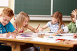 fröhliche Kinder in der Grundschule