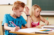 Junge konzentriert sich in der Schule Junge konzentriert sich in der Schule