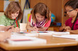 fröhliche Kinder in der Grundschule fröhliche Kinder in der Grundschule