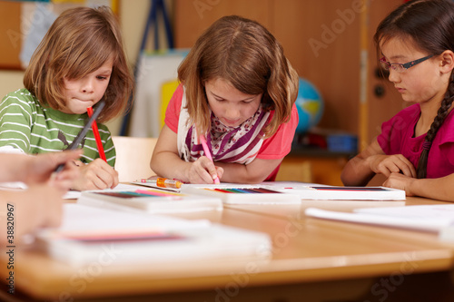 Foto: fröhliche Kinder in der Grundschule fröhliche Kinder in der Grundschule
