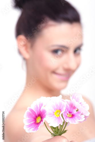 Photo: junge frau mit blumenstrauß in der hand junge frau mit blumenstrauß in der hand