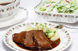 Rinderbraten mit Kopfsalat und Salzkartoffeln.