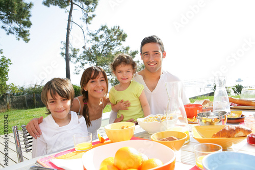 Foto: Family breakfast in the garden Family breakfast in the garden