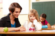 Grundschullehrer gibt Hilfestellung Grundschullehrer gibt Hilfestellung