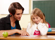 Grundschullehrer gibt Hilfestellung