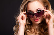 junge flirtende blonde Frau