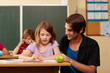 Grundschullehrer gibt Hilfestellung Grundschullehrer gibt Hilfestellung