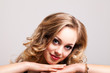 attraktive junge blonde Frau