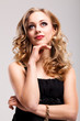 junge nachdenkliche blonde Frau
