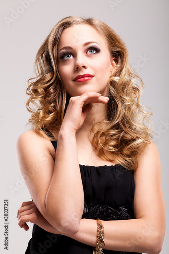 Photo: junge nachdenkliche blonde Frau junge nachdenkliche blonde Frau