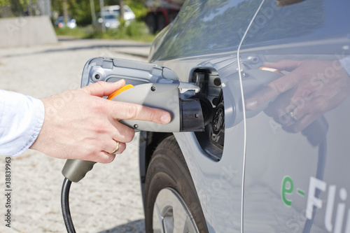 Photo: Tankstutzen und Zapfpistole bei einem Elektroauto Tankstutzen und Zapfpistole bei einem Elektroauto