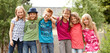 Gruppe fröhlicher Kinder