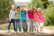 Gruppe fröhlicher Kinder auf Baumstamm