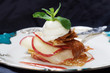Süßer Scheiterhaufen von Crepes, Calvadosäpfeln und Zitroneneis
