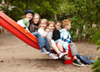 Gruppe Kinder auf der Rutsche