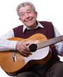 Senior spielt mit Freude Gitarre