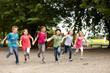 Gruppe Kinder läuft auf Schulhof