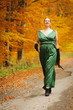 XXL-Model macht Herbstspaziergang