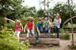 Foto: Gruppe fröhlicher Schulkinder Gruppe fröhlicher Schulkinder