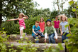 Gruppe fröhlicher Schulkinder