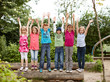 Gruppe fröhlicher Schulkinder